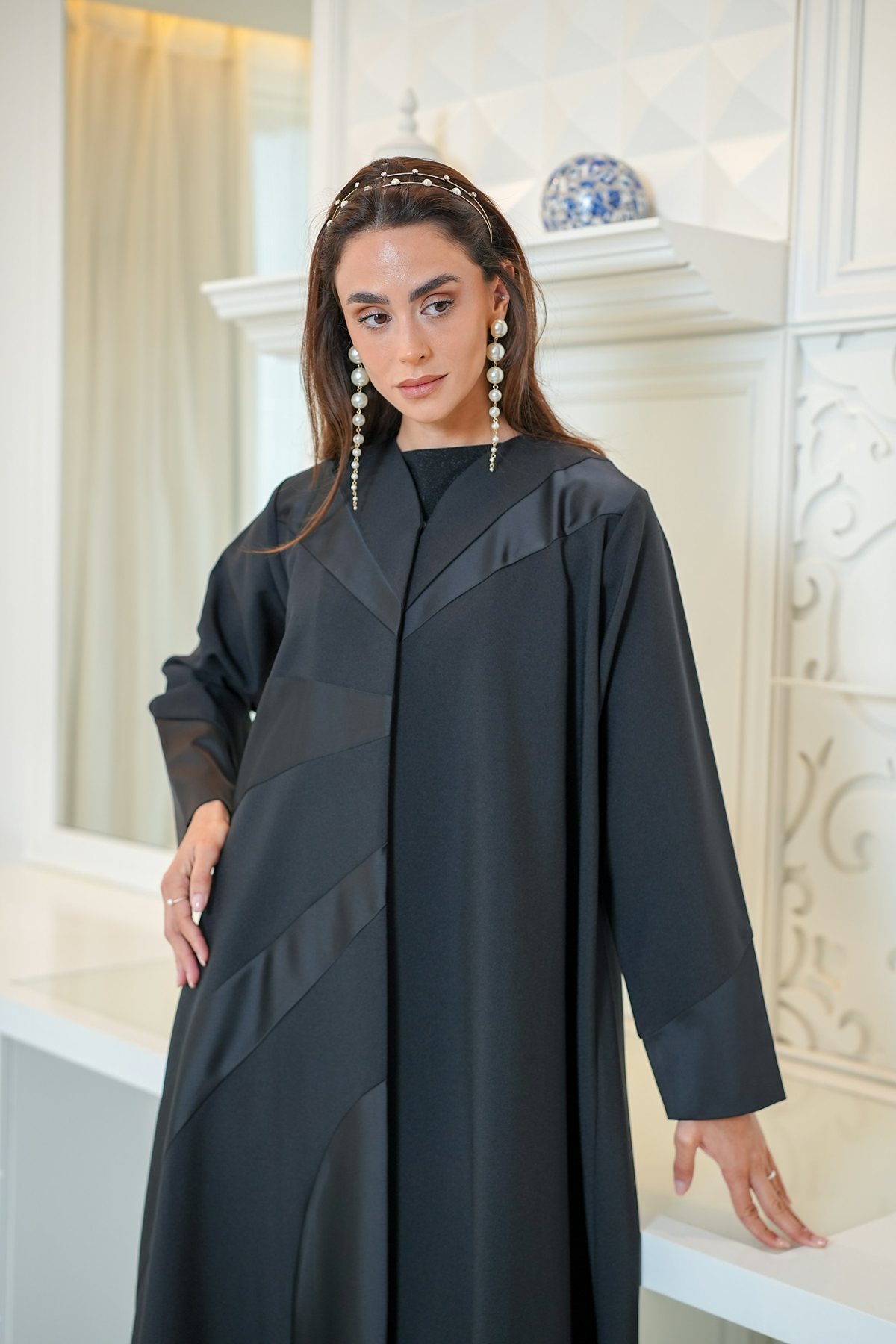 عباية سوداء بقطع ساتان مائلة